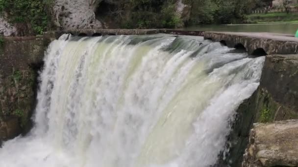 Nära upp skott av vattenfall, vatten faller snabbt ner — Stockvideo