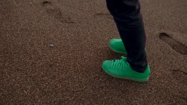 Het verlaten van de footprints op natte zand — Stockvideo