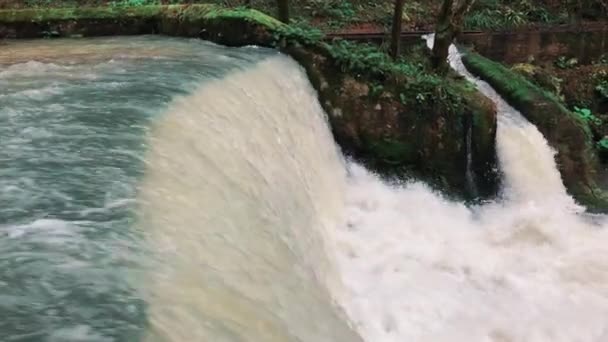 Пейзаж фото красивого водопада — стоковое видео