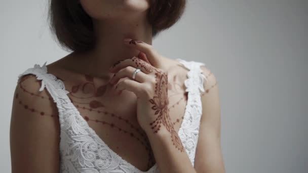 Jonge vrouw met mehendi patronen op armen, schouders en borst, close-up — Stockvideo