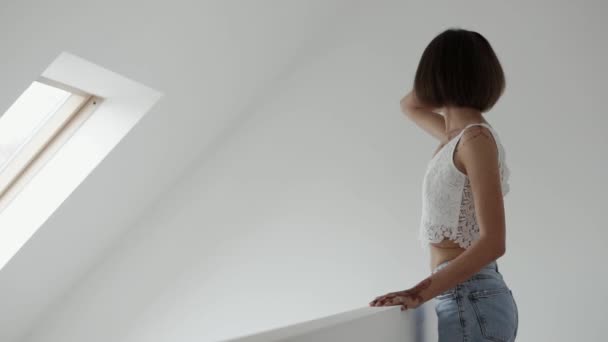 Härlig kvinna poserar ensam inomhus — Stockvideo