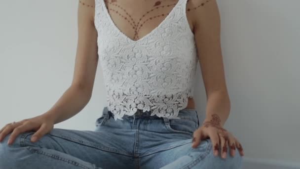 Close up shot of woman body who has tattoo on shoulders and is stylishly dressed — Stock Video