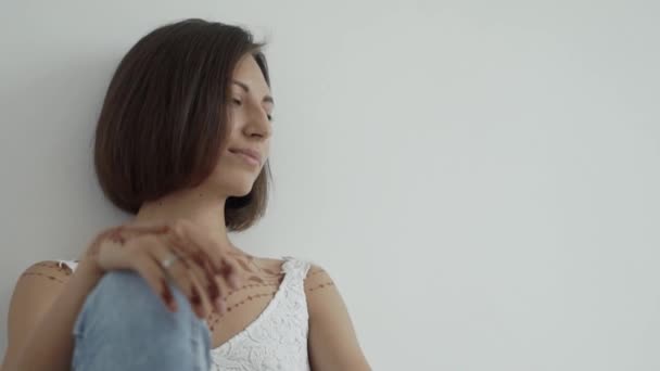 Schöne Frau posiert in einem Zimmer — Stockvideo
