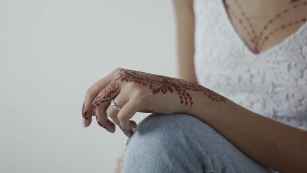 彼女の腕にハイジャック mehendi を持つ梨花の手のショットを閉じる — ストック動画