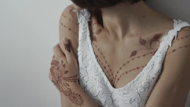 Överkroppen av anbud ung kvinna kramar själv, huden är dekorerad av mehndi — Stockvideo