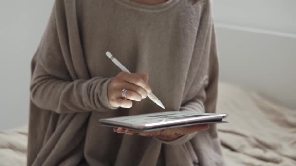 Жінка займається з планшетом в приміщенні — стокове відео