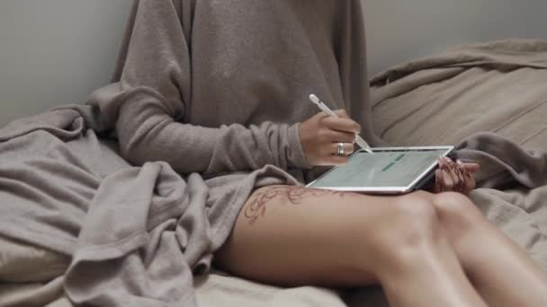 Einsame Frau entspannt sich in ihrem Schlafzimmer und checkt Nachrichtenband in sozialen Netzwerken — Stockvideo
