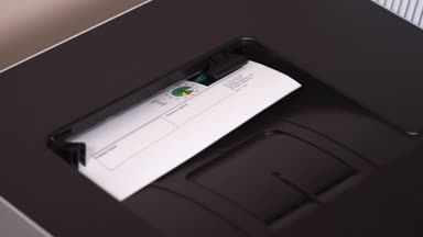 Yazıcı kağıt sonuçlarını gösteren tıbbi teşhis gezisi