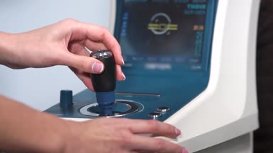 Doktorlar atış o joystick otorefraktometre üzerinden kontrol eller kapatın