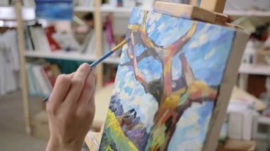 Ressam resim stüdyosunda güzel bir manzara çiziyor, yakın plan..