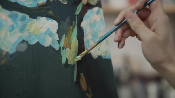 Artista está aplicando trazos de pintura al óleo sobre lienzo, primer plano — Vídeos de Stock