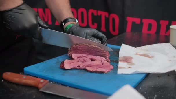 Стейк со средней говядиной готов к подаче — стоковое видео