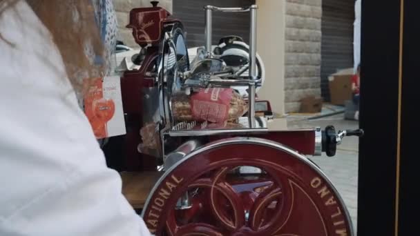 Taglio Pancetta con affettatrice volano Berkel — Video Stock