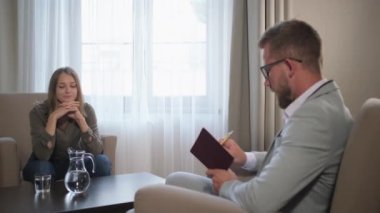 Patron, başvuran kadınla görüşüyor.