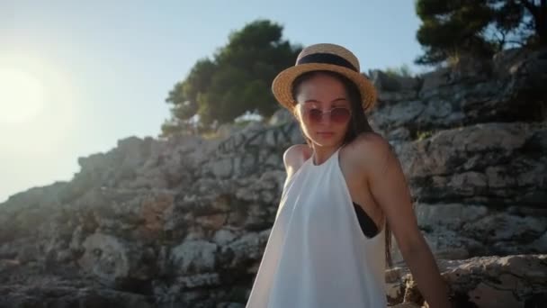 Femme est assise sur des rochers de basalte le jour d'été — Video