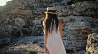 Kadınlar yaz günü bazalt kayalıklarında yürür.