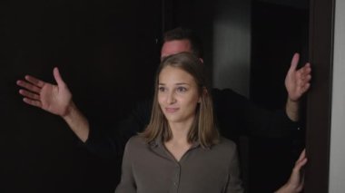 Adam karısına yeni bir daire gösteriyor.