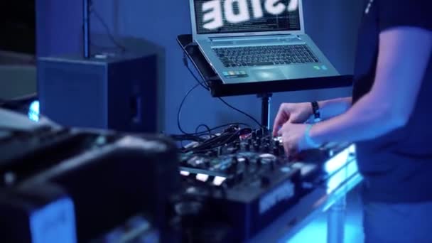 DJ working at night club — Stock Video