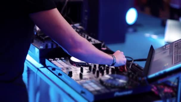 DJ che si esibisce alla festa in discoteca — Video Stock