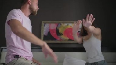 Çift sabahları yatakta dans ediyor.