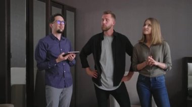 Emlakçı ve potansiyel alıcılar dairede.