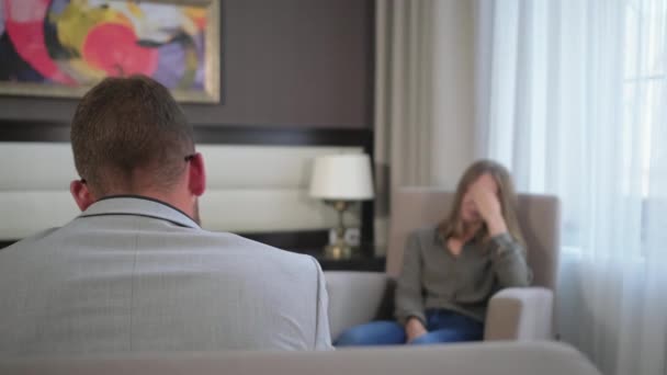 Депрессия заставляет ее посещать психолога — стоковое видео