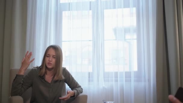 Elle devient anxieuse pendant l'avocat psychologue — Video