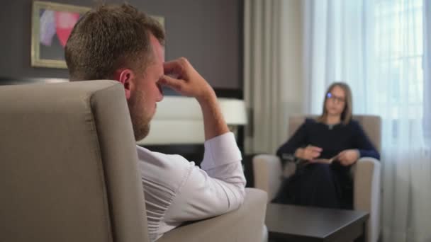 Homme désespéré face au psychologue — Video