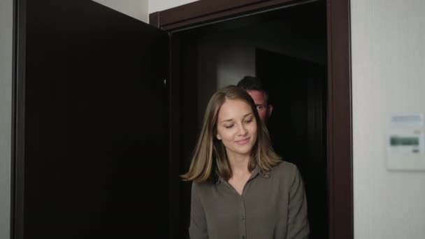 Веселая пара приезжает в новую квартиру — стоковое видео