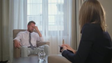 İş stresi yüzünden psikologa gidiyor.