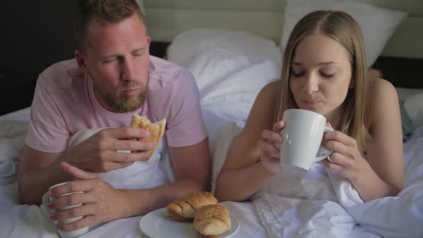 Семья завтракает в постели — стоковое видео