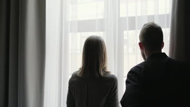 Νεαρό ζευγάρι περνά τα πρώτα λεπτά τους σε νέο διαμέρισμα — Αρχείο Βίντεο