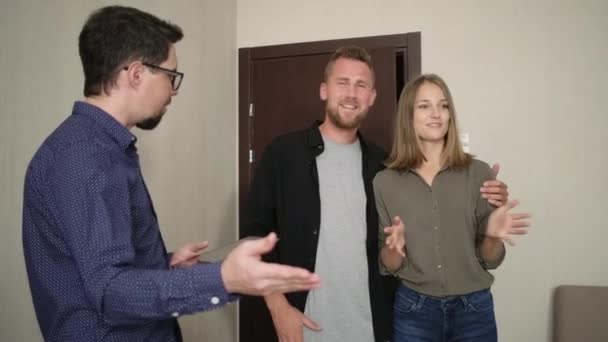 Couple familial faisant un marché avec un agent immobilier — Video