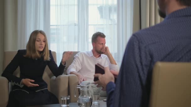 Conselheiro matrimonial trabalhando com casal ansioso — Vídeo de Stock