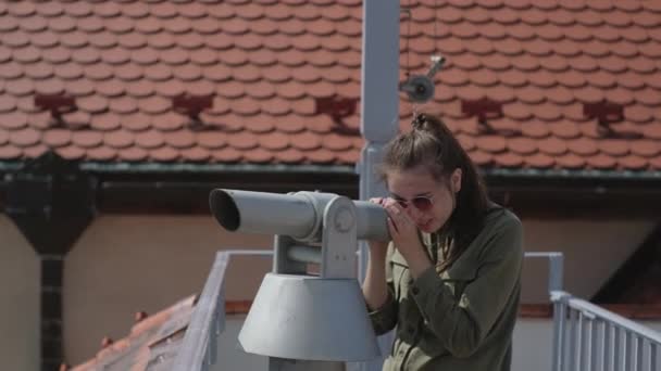 Turisztikai felfedező város keresztül megfigyelési teleszkóp — Stock videók