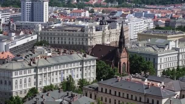 Stadtansicht von Brünn mit Gemeindeverwaltung und gotischer Kirche, Tschechien — Stockvideo