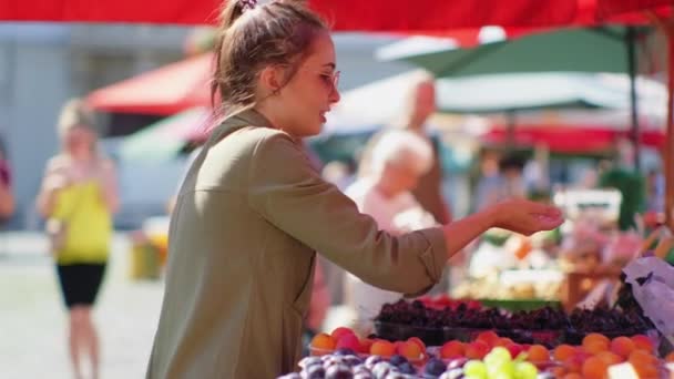 Obst auf Lebensmittelmarkt kaufen — Stockvideo