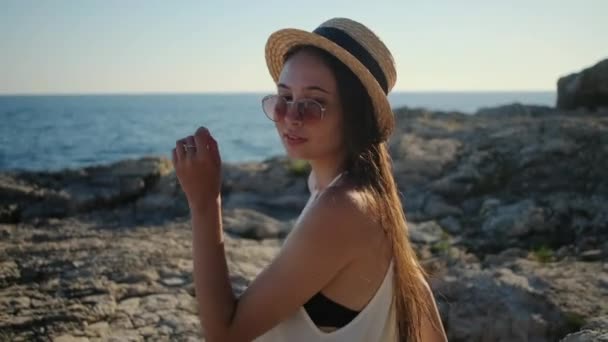 Flirtující dívka v slamáku, letní portrét u moře — Stock video