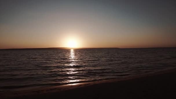 Rustige rivier bij zonsondergang — Stockvideo