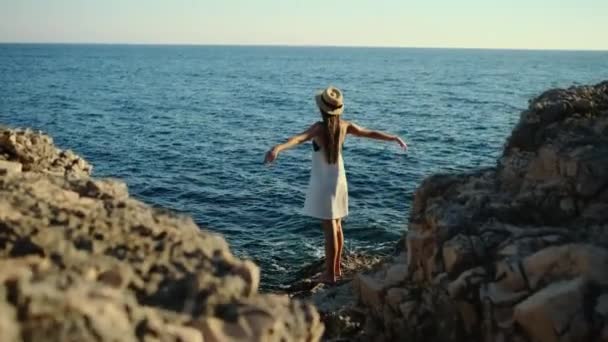 Reavivamento e liberdade. Menina está sozinha com o mar — Vídeo de Stock