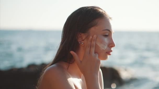 Protéger la peau du visage avec de la crème solaire — Video