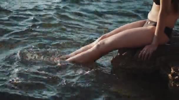 Розслабся біля моря. Жінка бризкає воду ногами — стокове відео