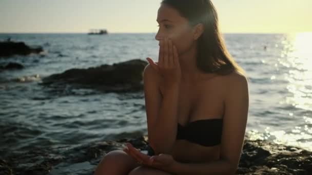 Sonnencreme für das Gesicht zum Schutz der Haut — Stockvideo