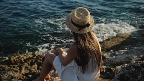 A lány egyedül van a természettel. — Stock videók
