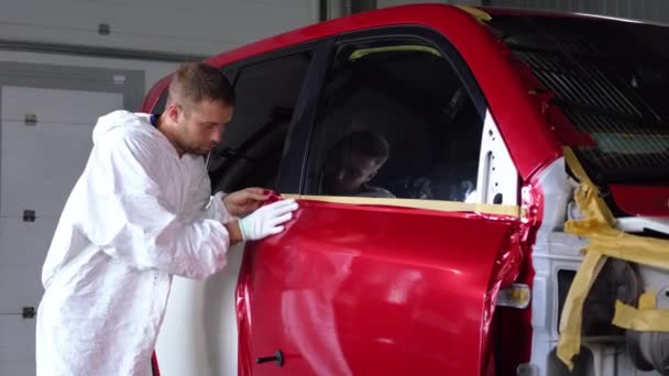 Inslagning av bilen med vinylfolie för att ändra färg — Stockvideo