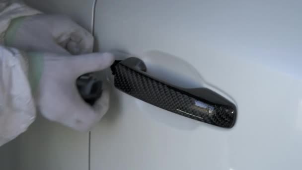 Man is detaching handle on doors of automobile — 图库视频影像