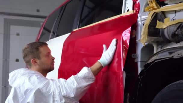 Travaux d'emballage de voitures en vinyle 