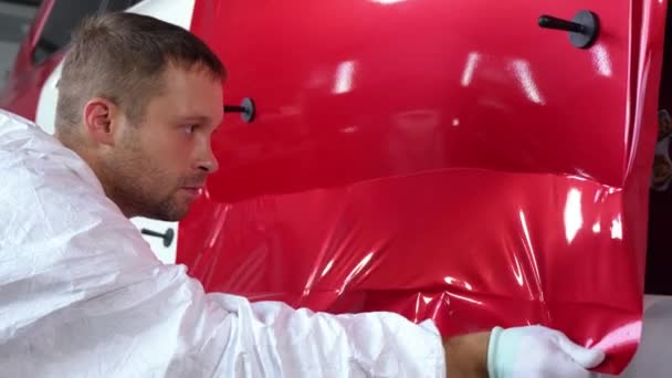 Bedekkende auto met rode vinyl wikkel — Stockvideo