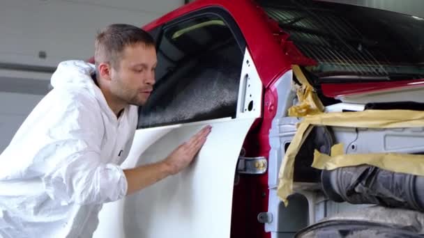 Lavoratore uomo è sfregamento corpo auto a mano in servizio auto — Video Stock