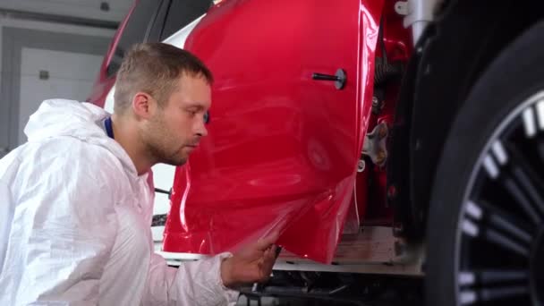 Gebruik vinylfolie om de kleur van de auto te veranderen — Stockvideo